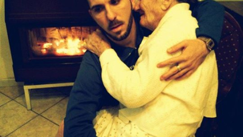 Giancarlo Murisciano sostiene a su abuela de 87 años y enferma de Alzhéimer, en una imagen que se convertido en un fenómeno viral.