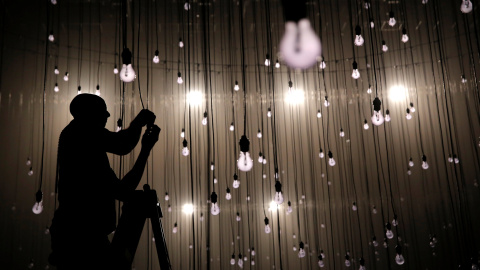 Un trabajador prepara la pista antes de la presentación de la colección de Marc Jacobs primavera / verano de 2017 Semana de la moda en Manhattan en la Nueva York, EE.UU. REUTERS/Andrew Kelly
