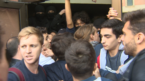 Estudiantes bloquean puertas e impiden acceder a la UPF