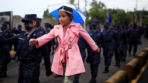 Una chica marcha junto a los soldados salvadoreños durante el desfile conmemorativo Día de la Independencia, en San Salvador, El Salvador. REUTERS/Jose Cabezas