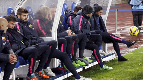 Messi, en el banquillo en Anoeta. EFE/Javier Etxezarreta