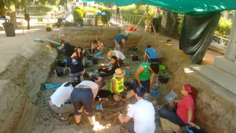 Voluntarios trabajando en la fosa