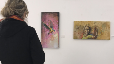 Asistentes observan los cuadros de Raúl Ruiz, en el Cuarto Real de Santo Domingo, en Granada. RAÚL BOCANEGRA
