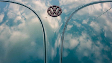 Fotografía del logo de Volkswagen en un VW Beetle. / JULIAN STRATENSCHULTE (EFE) Fotografía del logo de Volkswagen en un VW Beetle. / JULIAN STRATENSCHULTE (EFE)