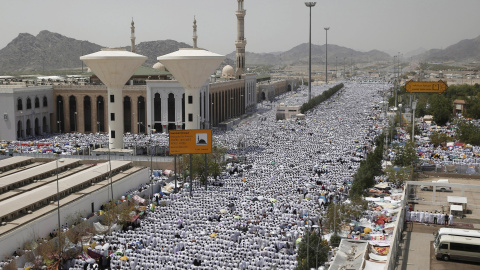 Miles de musulmanes rezan a las afueras de La Meca. - REUTERS