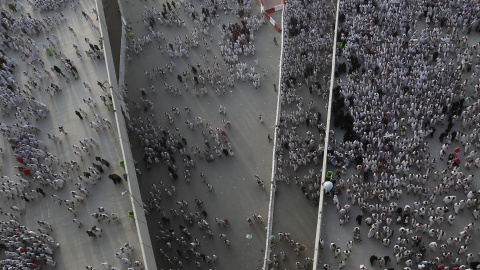 La peregrinación anual comenzó este martes con una previsión de participación de unos dos millones de personas que parten desde un asentamiento temporal en Mina. - REUTERS