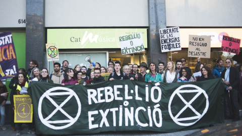 La plataforma Rebel·lió o Extinció es manifesta davant la seu de Catalunya Ràdio de Barcelona. La plataforma Rebel·lió o Extinció es manifesta davant la seu de Catalunya Ràdio de Barcelona.