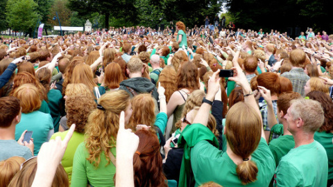 Cientos de personas pelirrojas en el festival anual Redheadday en 2012 que se celebra en Breda, Holanda. Eddy Van 3000