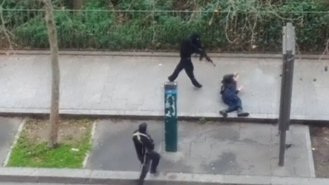 Imagen de un video amateur en el que se ve a uno de los atacantes de la revista 'Charlie Hebdo' disparando contra un policía que yace herido en el suelo. REUTERS Imagen de un video amateur en el que se ve a uno de los atacantes de la revista 'Charlie Hebdo' disparando contra un policía que yace herido en el suelo. REUTERS
