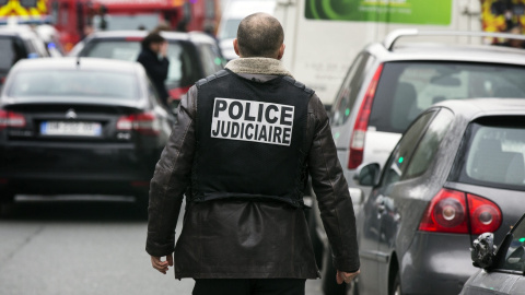 La policía bloquea las calles próximas a las oficinas del semanario satírico francés 'Charlie Hebdo'  tras ataque contra la redacción. EFE/ETIENNE LAURENT