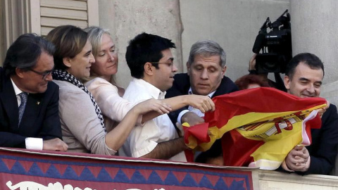 Otra imagen del momento de tensión vivido en el balcón del Ayuntamiento de Barcelona. / EFE Otra imagen del momento de tensión vivido en el balcón del Ayuntamiento de Barcelona. / EFE