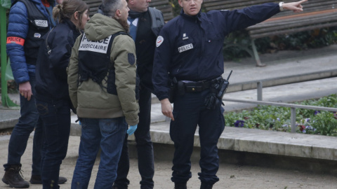 Agentes de la Policía francesa inspeccionan los alrededores  de las oficinas del semanario 'Charlie Hebdo'. REUTERS/Christian Hartmann