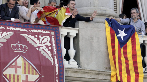 Momento en el que Alberto Fernández Díaz, del PP, intenta sacar la bandera española en el balcón del Ayuntamiento de Barcelona. / EFE Momento en el que Alberto Fernández Díaz, del PP, intenta sacar la bandera española en el balcón del Ayuntamiento de Barcelona. / EFE