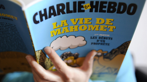 Imagen de archivo fechada el 2 de enero de 2013 que muestra una edición especial del periódico satírico francés 'Charlie Hebdo', que había sido objeto de amenazas por haber publicado caricaturas de Mahoma. EFE/Yoan Valat