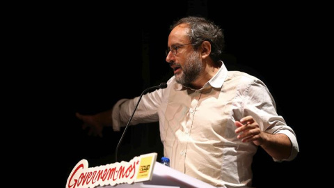 El candidato a la presidencia de la Generalitat por la CUP, Antonio Baños, interviene en el acto político que se celebra esta noche en Cornellà de Llobregat (Barcelona), de cara a las elecciones del 27S. EFFE/Toni Albir El candidato a la presidencia de la Generalitat por la CUP, Antonio Baños, interviene en el acto político que se celebra esta noche en Cornellà de Llobregat (Barcelona), de cara a las elecciones del 27S. EFFE/Toni Albir