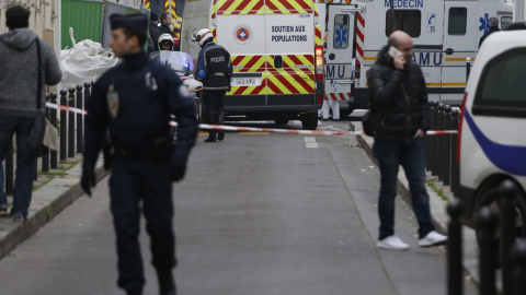 La policía bloquea una de las calles próximas a las oficinas del semanario satírico francés 'Charlie Hebdo'. EFE/Ian Langsdon