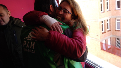 Rosa se abraza a un miembro de la PAH Zaragoza tras conocer que no va a ser desahuciada este martes. /EDUARDO BAYONA Rosa se abraza a un miembro de la PAH Zaragoza tras conocer que no va a ser desahuciada este martes. /EDUARDO BAYONA