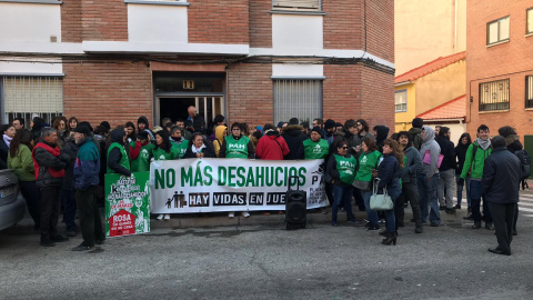 Decenas de activistas intentan frenar el desahucio de una mujer en Zaragoza. /EDUARDO BAYONA Decenas de activistas intentan frenar el desahucio de una mujer en Zaragoza. /EDUARDO BAYONA