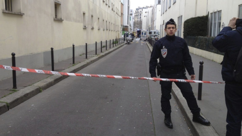La policía bloquea una de las calles próximas a las oficinas del semanario satírico francés 'Charlie Hebdo' tras el ataque contra la redacción. EFE/Lisa Kreuzmann