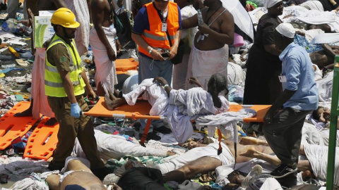 Peregrinos reciben atención médica tras una avalancha de gente en La Meca en Arabia Saudí. EFE/Ahmed Yosri Peregrinos reciben atención médica tras una avalancha de gente en La Meca en Arabia Saudí. EFE/Ahmed Yosri