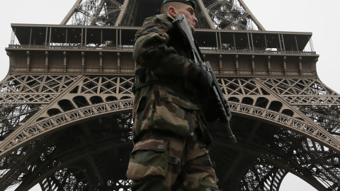 Un soldado francés patrula junto a la Torre Eiffel, en París, después de que se haya elevado el nivel de seguridad tras el atentado contra la revista satírica 'Charlie Hebdo'. REUTERS/Gonzalo Fuentes