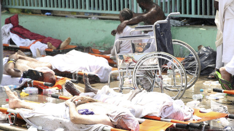 Los cuerpos de los peregrinos musulmanes heridos por aplastamiento en Mina, en las afueras de la ciudad santa musulmana de La Meca.- REUTERS