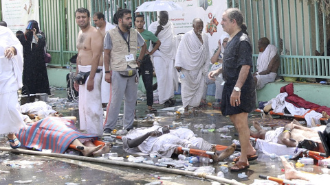 Los cuerpos de los peregrinos musulmanes heridos por aplastamiento en Mina, en las afueras de la ciudad santa musulmana de La Meca.- REUTERS
