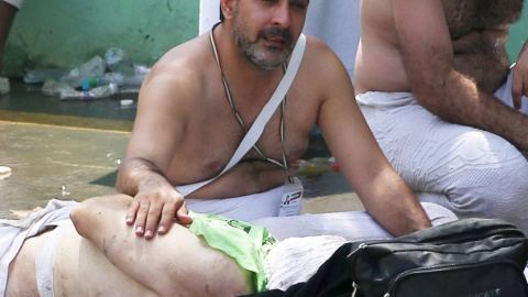 Un peregrino musulmán llora cerca de un cuerpo después de un aplastamiento provocado por un gran número de gente empujando en Mina, en las afueras de la ciudad santa musulmana de La Meca.-REUTERS