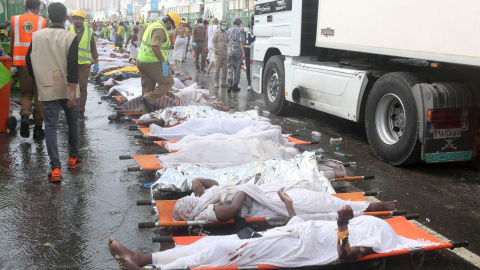 Cuerpos de peregrinos musulmanes muertos por aplastamiento durante una avalancha humana en Mina, cerca de la ciudad musulmana sagrada de La Meca.-  REUTERS