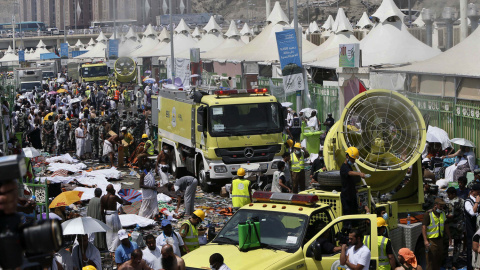 Peregrinos reciben atención médica tras una avalancha de gente en La Meca en Arabia Saudí.- EFE/Ahmed Yosri