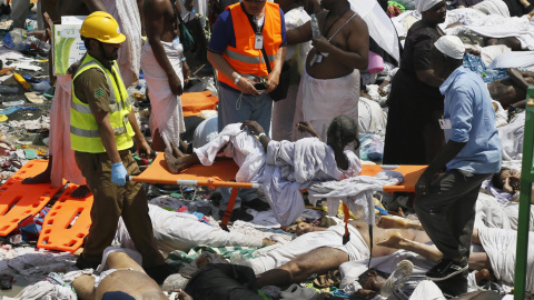 Peregrinos reciben atención médica tras una avalancha de gente en La Meca en Arabia Saudí.- EFE/Ahmed Yosri