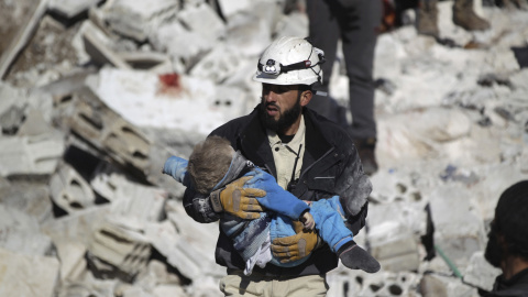 Un hombre coge en brazo el cadáver de un niño muerto en un bombardeo realizado en la provincia de Idlib por aviones rusos, según el testimonio de diversos activistas. - REUTERS Un hombre coge en brazo el cadáver de un niño muerto en un bombardeo realizado en la provincia de Idlib por aviones rusos, según el testimonio de diversos activistas. - REUTERS