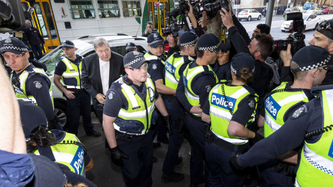 El cardenal George Pell, a su llegada a la Corte de Melbourne, protegido por un fuerte dispositivo policial. REUTERS El cardenal George Pell, a su llegada a la Corte de Melbourne, protegido por un fuerte dispositivo policial. REUTERS