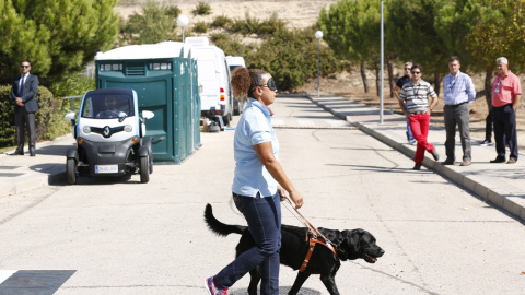 Una instructora de la Fundación ONCE del Perro Guía realiza una demostración como parte de los actos del 25 aniversario de la organización. ONCE