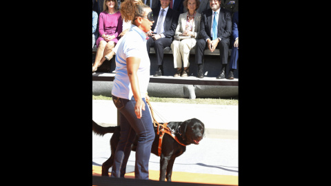 Una instructora de la Fundación ONCE del Perro Guía realiza una demostración como parte de los actos del 25 aniversario de la organización, en un acto en el que han estado presentes, entre otras personalidades, la reina Sofía , el president