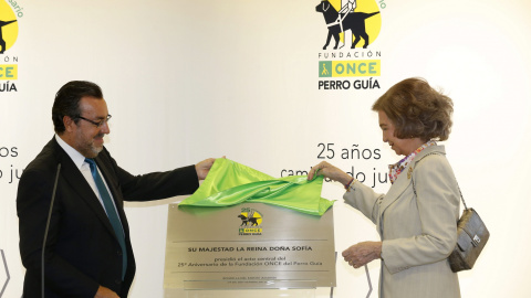 La reina Sofía acompañada por el presidente de la ONCE, Miguel Carballeda, descubre una placa conmemorativa  del 25 aniversario de la Fundación ONCE del Perro Guía. EFE/Sergio Barrenechea
