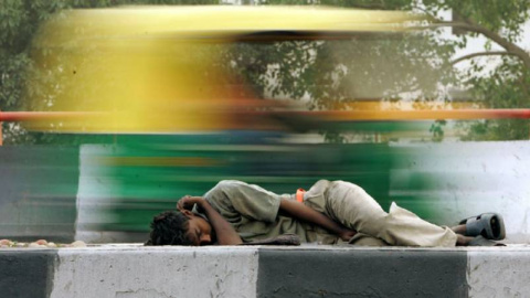 Un joven durmiendo en la calle en Nueva Delhi. REUTERS Un joven durmiendo en la calle en Nueva Delhi. REUTERS