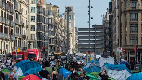 Unos 150 jóvenes, la mayoría universitarios, han pasado la noche acampados en casi un centenar de tiendas de campaña instaladas en la plaza de la Universitat, en Barcelona. /EFE Unos 150 jóvenes, la mayoría universitarios, han pasado la noche acampados en casi un centenar de tiendas de campaña instaladas en la plaza de la Universitat, en Barcelona. /EFE
