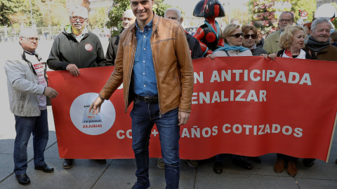 El secretario general del PSOE, Pedro Sánchez, antes de su participación en la manifestación celebrada en Madrid con motivo del Primero de Mayo. EFE/Chema Moya El secretario general del PSOE, Pedro Sánchez, antes de su participación en la manifestación celebrada en Madrid con motivo del Primero de Mayo. EFE/Chema Moya