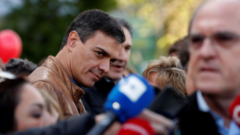 El secretario general del PSOE, Pedro Sánchez, observa al candidato socialista a la Comunidad de Madrid, Ángel Gabilondo, antes de su participación en la manifestación que se celebra en Madrid con motivo del Primero de Mayo. EFE/Chema Moya El secretario general del PSOE, Pedro Sánchez, observa al candidato socialista a la Comunidad de Madrid, Ángel Gabilondo, antes de su participación en la manifestación que se celebra en Madrid con motivo del Primero de Mayo. EFE/Chema Moya