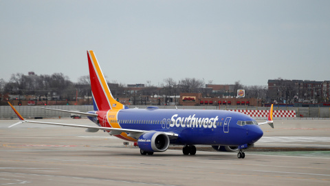 Foto de archivo de un Boeing 737 MAX de la compañía Southwest Airlines en el aeropuerto de Chicago. /REUTERS Foto de archivo de un Boeing 737 MAX de la compañía Southwest Airlines en el aeropuerto de Chicago. /REUTERS
