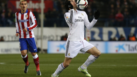 Bale controla un balón el pecho ante la mirada de Griezmann. REUTERS/Juan Medina