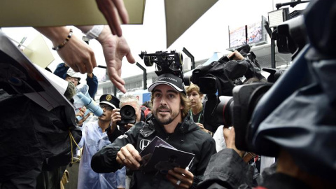 El piloto español de Fórmula Uno Fernando Alonso reparte autógrafos a sus fans en el circuito de Suzuka. /EFE El piloto español de Fórmula Uno Fernando Alonso reparte autógrafos a sus fans en el circuito de Suzuka. /EFE