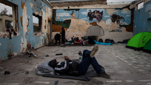 Un refugiado duerme entre las ruinas de una casa abandonada, cerca del campamento de refugiados sirios de Kara Tepe, en Lesbos, Grecia.- JAVI JULIO / NERVIO FOTO