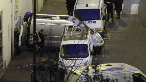 La policía, en la entrada de la revista 'Charlie Hebdo'. REUTERS/Philippe Wojazer La policía, en la entrada de la revista 'Charlie Hebdo'. REUTERS/Philippe Wojazer