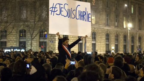 Miles de personas asisten este miércoles a una concentración de rechazo por el atentado contra el semanario 'Charlie Hebdo' en la Plaza de la República de París. EFE / IAN LANGSDON Miles de personas asisten este miércoles a una concentración de rechazo por el atentado contra el semanario 'Charlie Hebdo' en la Plaza de la República de París. EFE / IAN LANGSDON