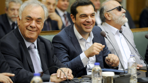 El primer ministro griego, Alexis Tsipras, entre el viceprimer ministro, Yannis Dragasakis (i), y el ministro de Interior, Panagiotis Kourouplis, en la primera reunión de su gabinete tras las elecciones del pasado día 20 de septiembre. REUT El primer ministro griego, Alexis Tsipras, entre el viceprimer ministro, Yannis Dragasakis (i), y el ministro de Interior, Panagiotis Kourouplis, en la primera reunión de su gabinete tras las elecciones del pasado día 20 de septiembre. REUT