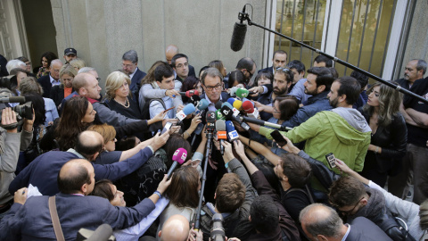 El expresidente catalán Artur Mas hace declaraciones tras acompañar al exconseller Francesc Homs hasta el Tribunal Supremo, donde declara como investigado por su papel en la consulta soberanista del 9-N. EFE/Emilio Naranjo El expresidente catalán Artur Mas hace declaraciones tras acompañar al exconseller Francesc Homs hasta el Tribunal Supremo, donde declara como investigado por su papel en la consulta soberanista del 9-N. EFE/Emilio Naranjo