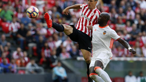 El delantero del Athletic Aritz Aduriz (i) supera al defensa francés del Valencia Eliaquim Mangala para conseguir el segundo gol. /EFE El delantero del Athletic Aritz Aduriz (i) supera al defensa francés del Valencia Eliaquim Mangala para conseguir el segundo gol. /EFE