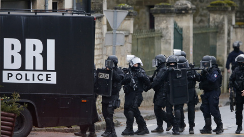 Fuerzas especiales de la policía francesa, desplegadas en Longpont al norte de París. /REUTERS